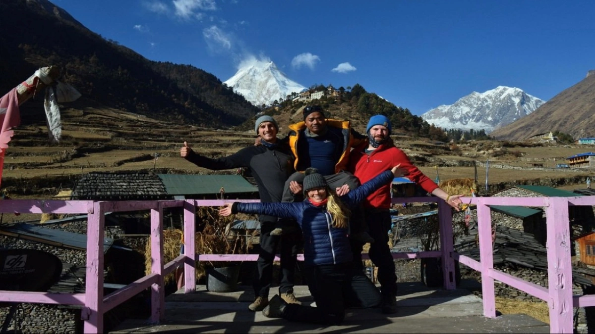 manaslu-view-from-lho-village-namrung-to-shyala-1