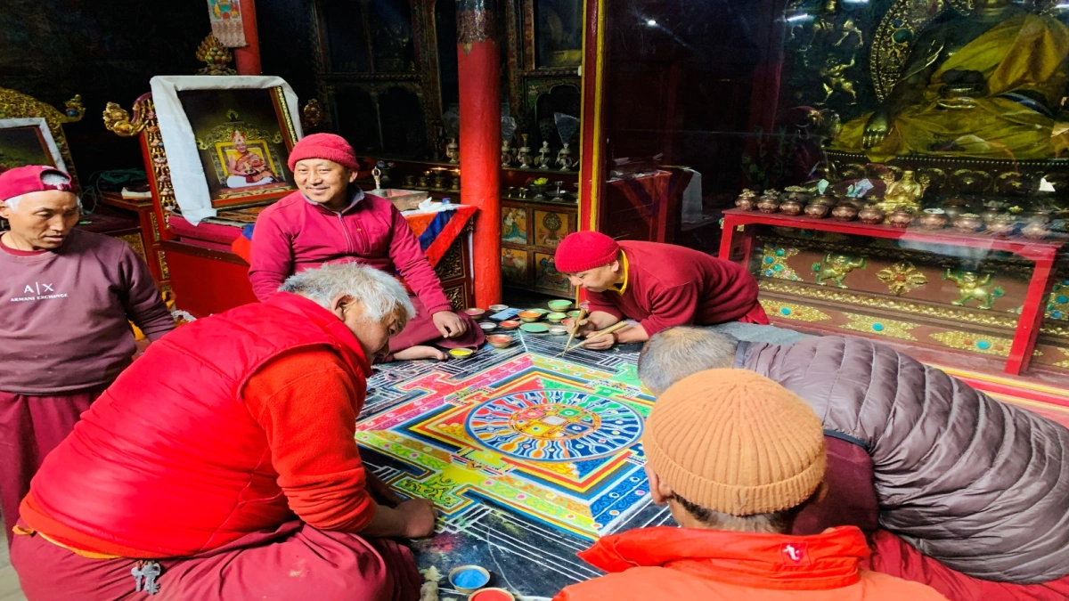 monks-are-painting-mandala-gelling-to-ghami-ro-dhakmar