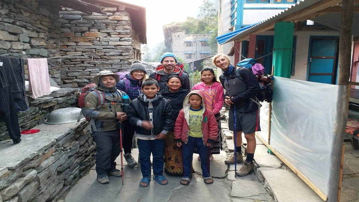 trekkers-with-local-in-jagat-village-jagat-deng-