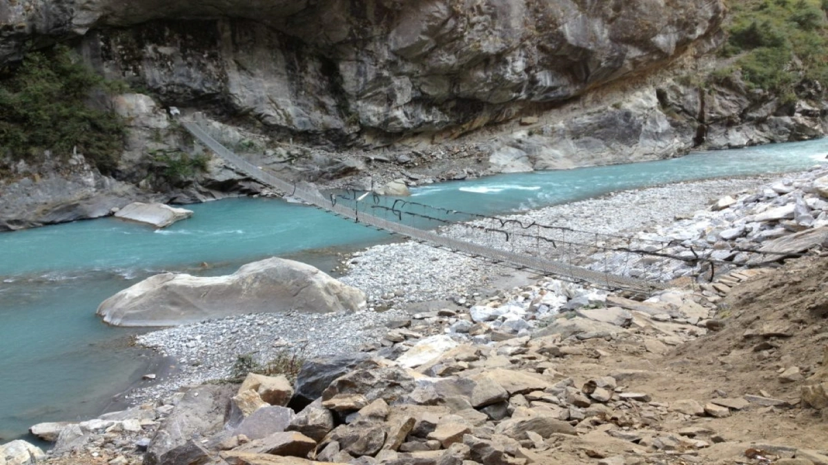 wodden-bridge-to-upper-pasang--1